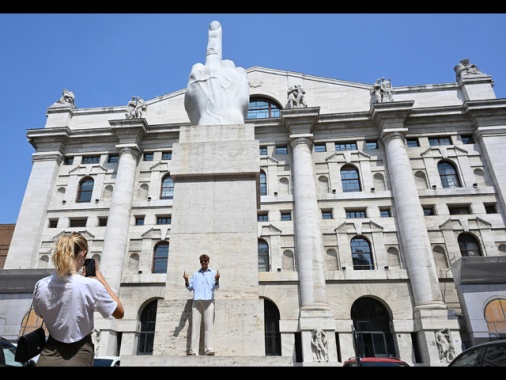 Borsa: Milano torna in calo (-0,25%), giù Stm e Stellantis