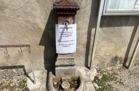 Calabroni al cimitero, chiusa la fontanella