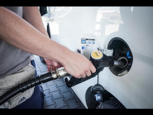 Benzina ancora in calo, al self service 1,723 euro al litro