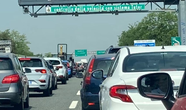 Code in direzione Milano sull’Autolaghi (foto Archivio)