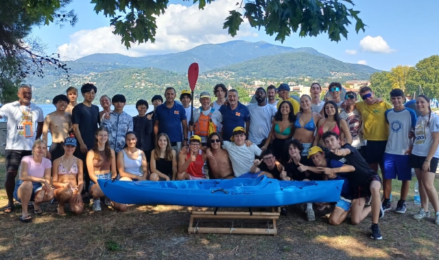 Il gruppo di giovani che ha partecipato alla quattro giorni a Luino