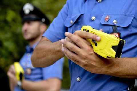 Graffi e morsi ai carabinieri. Bloccato col taser e arrestato