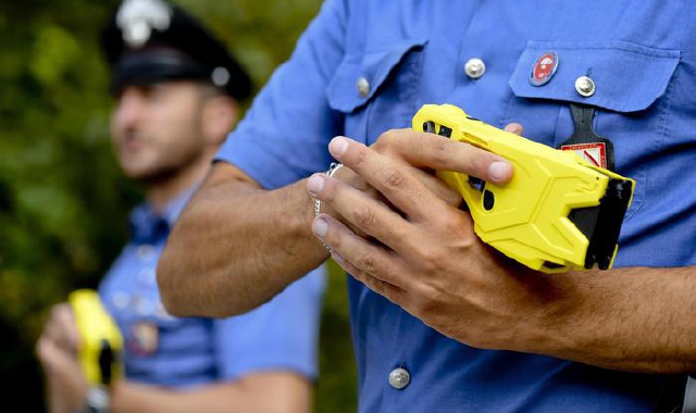 Il carabinieri hanno bloccato il 27enne usando il taser (foto archivio)