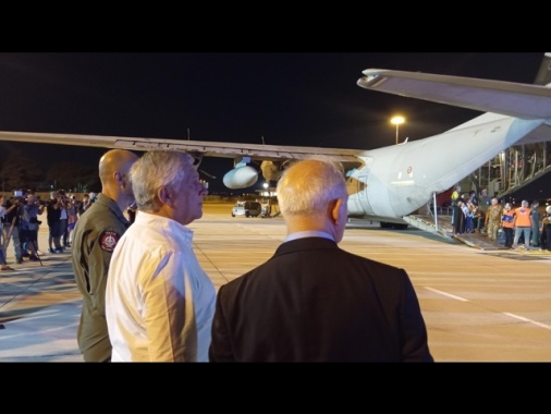 Tajani accoglie a Ciampino 6 bambini arrivati da Gaza