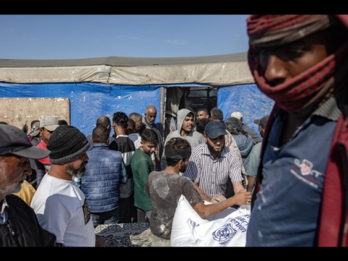 Nove palestinesi uccisi a un centro di distribuzione aiuti