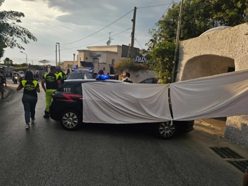 Sparatoria in bar a Forio d'Ischia, tre morti