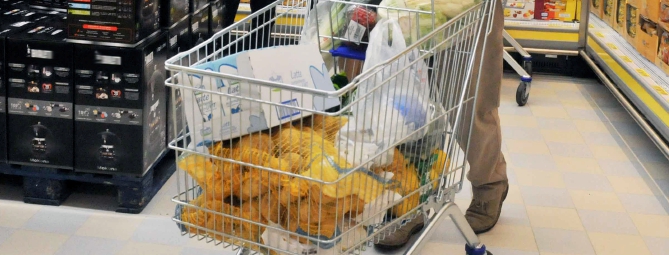 Fuga dal supermercato col carrello pieno: fermato