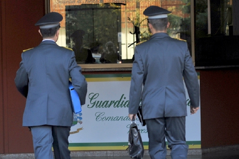 Ristorante con cuoco e cameriere in nero: titolare nei guai