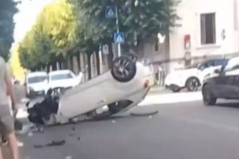 Legnano, auto ribaltata: sei persone soccorse