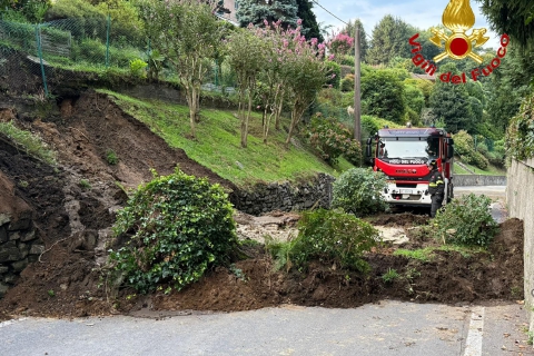 Smottamento a Laveno: strada chiusa