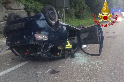 Si ribalta con l’auto a Varese: 19enne ferito