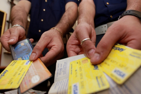 «Mamma aiutami, mi servono 950 euro»