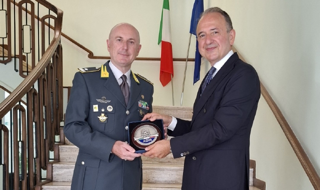 Il comandante provinciale della Guardia di finanza di Varese, generale Giuseppe Coppola, e il dirigente dell’Ufficio delle Dogane di Varese, Mauro Di Mirco