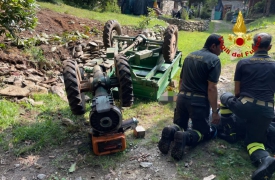 Bloccato sotto la motoagricola, salvato dai vigili del fuoco