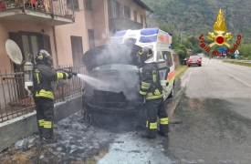 Fumo dal motore, ambulanza distrutta dalle fiamme