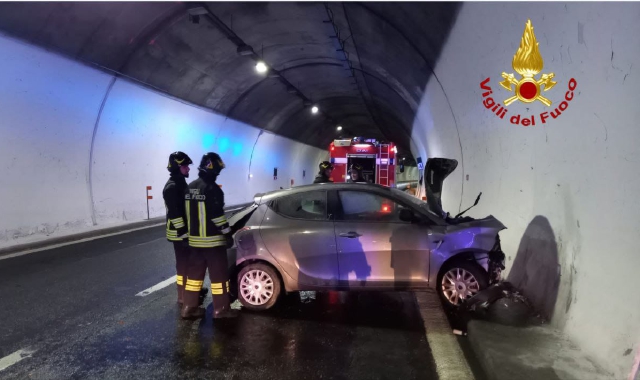 Sbanda in galleria e finisce di traverso con l’auto