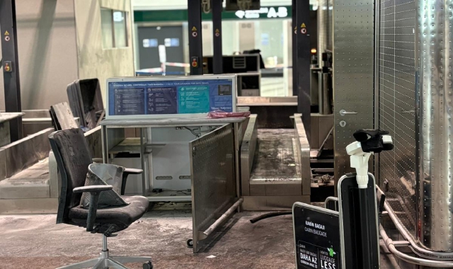 Uno dei banchi dell’area check-in interessati dall’incendio