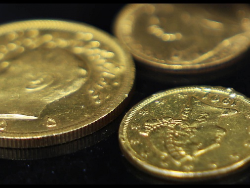 Oro in calo in avvio, spot a 3.327,84 dollari l'oncia