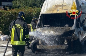 Furgone distrutto dalle fiamme sulla Provinciale