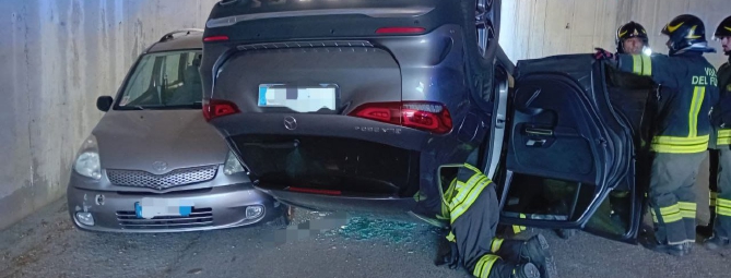 Auto si ribalta, conducente estratta dal bagagliaio