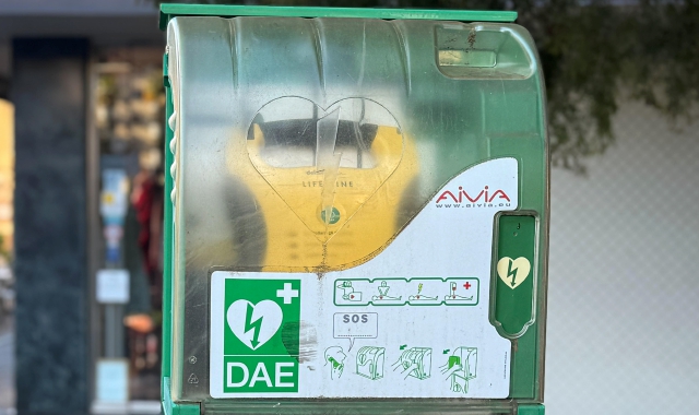 L’amico del 69enne ha praticato il massaggio cardiaco e usato il defibrillatore (foto Archivio)