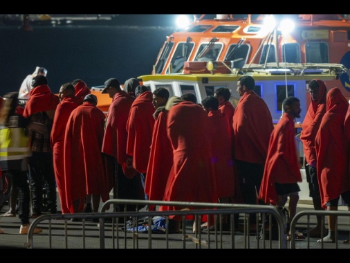Spagna, soccorsi quasi 250 migranti al largo delle Canarie