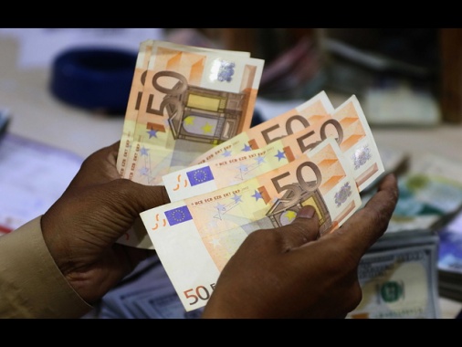 Euro in calo in avvio a 1,1714 dollari