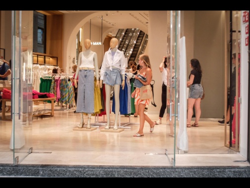 Istat, cala fiducia dei consumatori, stabile nelle imprese