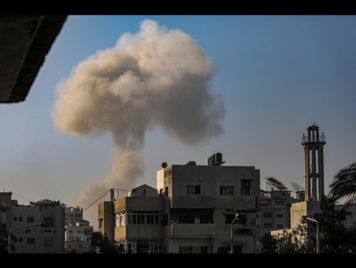 Trenta morti a Gaza dall'alba, 5 in una 'zona sicura'