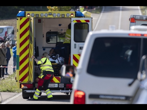 Auto sulla folla a Evreux, in Francia, un morto e 5 feriti