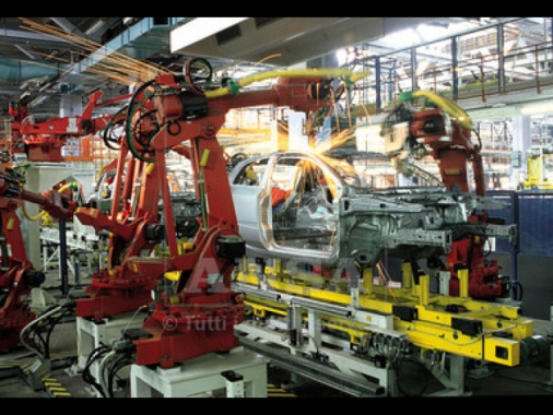 Mercato delle auto ancora in calo, segno positivo per Stellantis