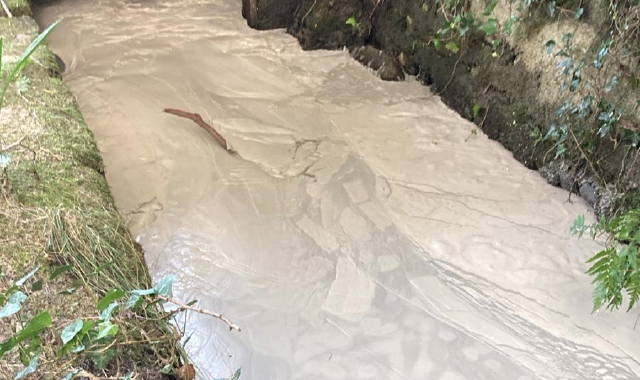 Il rio inquinato dalla sostanza densa