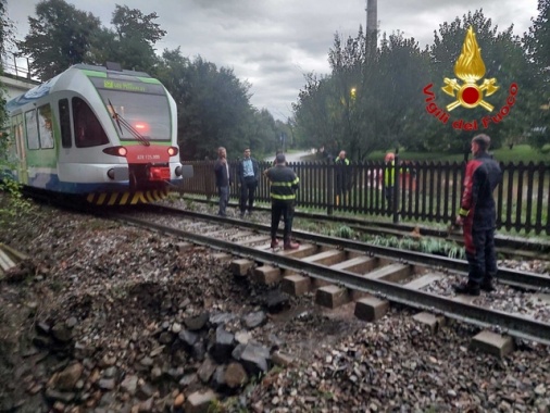 Maltempo in Lombardia,treno fermato a pochi metri voragine