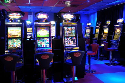 Con un bastone nella sala slot, ruba l’incasso e un’auto