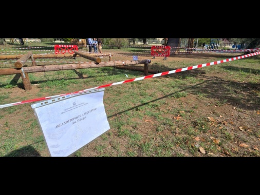 Morto bimbo rimasto schiacciato da trave in un parco