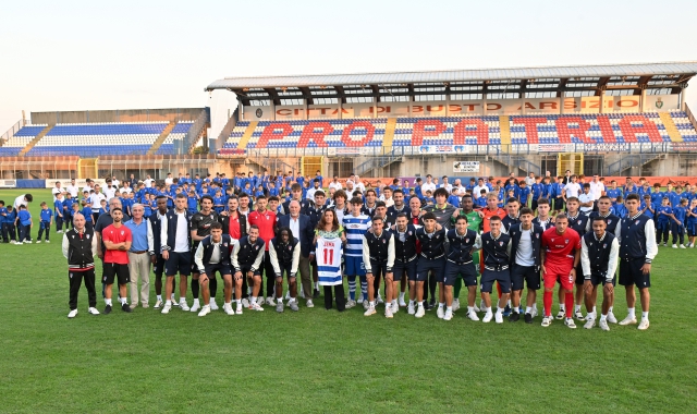 La presentazione sul prato dello stadio Speroni di Busto Arsizio (foto Domenico Ghiotto/BLITZ)