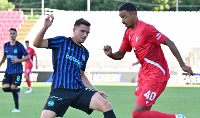 Schirò e la Pro Patria contro il Novara vanno a  caccia della prima vittoria. In alto Mastroianni in gol con l’Inter  (foto Blitz)