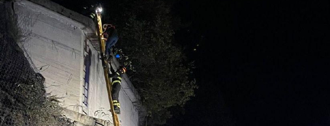Perdono la strada e finiscono intrappolati dietro un muro