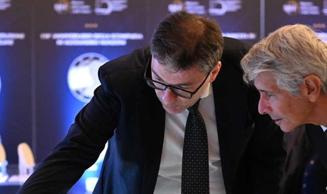 Il ministro Abodi con Giorgetti all’inaugurazione di una mostra filatelica sullo sport