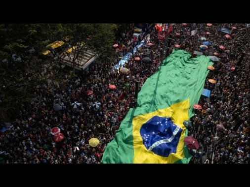Migliaia protestano in Brasile contro l'amnistia a Bolsonaro