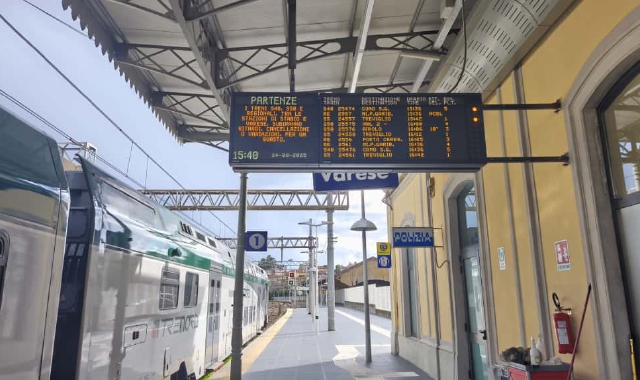 Il tabellone delle corse alla stazione di Varese