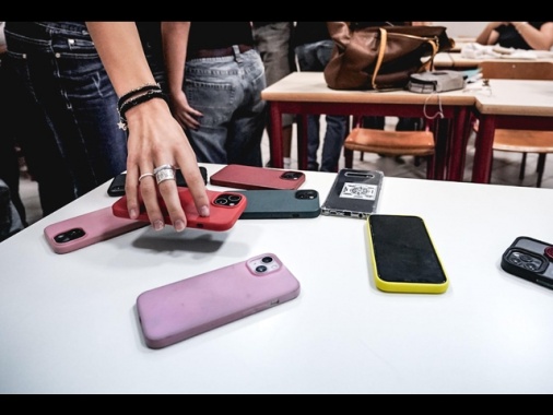 I video degli abusi nella chat di classe, a processo due minori