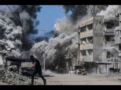 Media, 'sale a 58 bilancio morti Gaza, anche reporter'