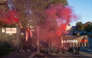 “Palestina libera”. Attivisti s’incatenano ai cancelli di Leonardo