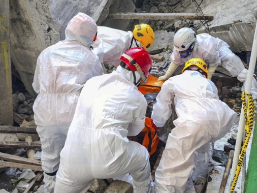 Crollo scuola in Indonesia, il bilancio è di 37 vittime