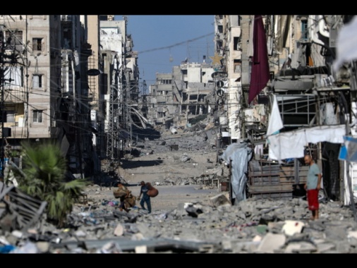 Media, gli abitanti di Gaza festeggiano per le strade