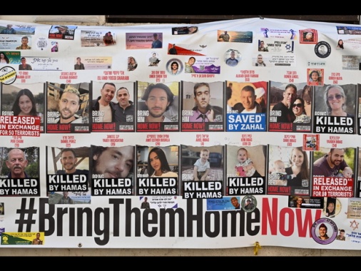 Media, ostaggi liberi in una sola volta, senza cerimonie