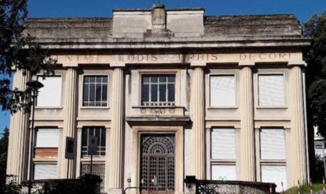 La caserma della Guardia di Finanza di Luino, la Palestra XXV Aprile di Varese (sotto a destra), e un’opera realizzata dalla Fusioni d’Arte 3V di Origgio