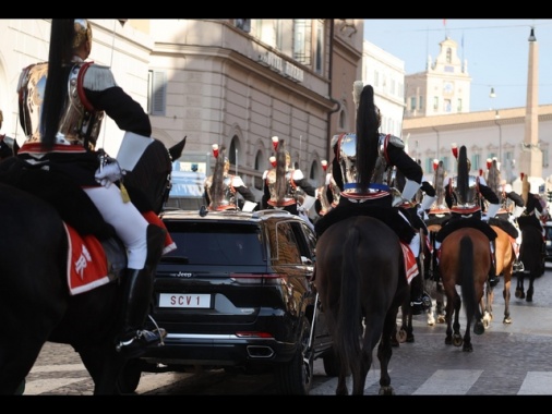 Trentadue corazzieri a cavallo, Leone attraversa Roma