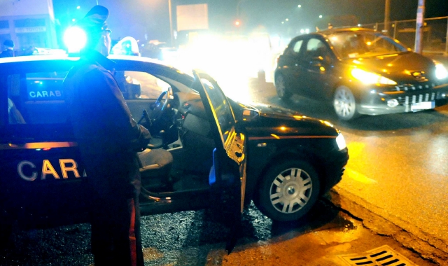 Torna a casa, trova i ladri e viene aggredita: malviventi arrestati e condannati